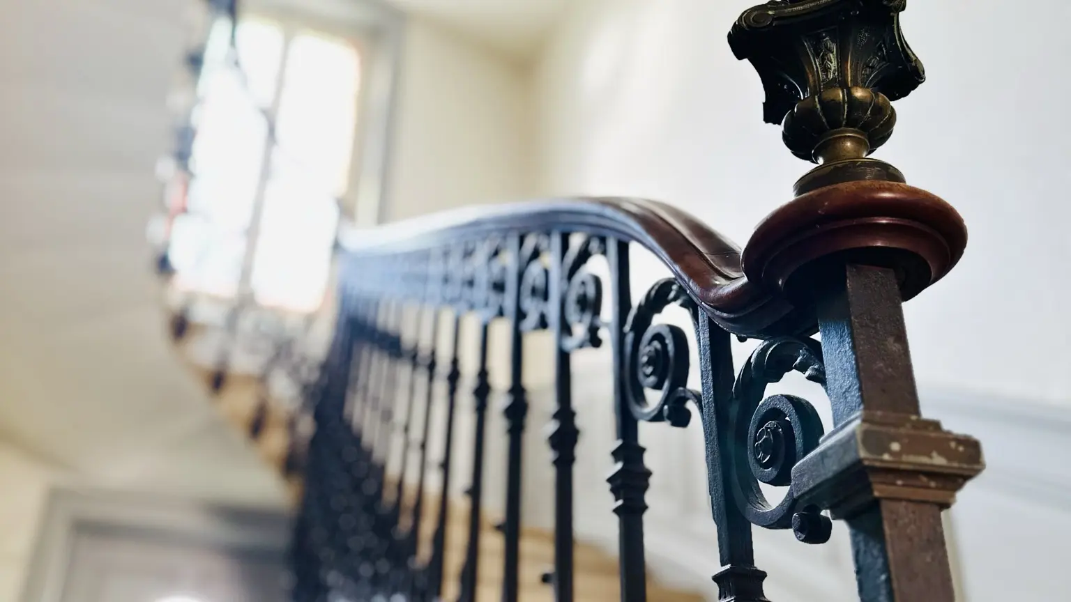 Découvrez le caractère des marches en pierre et de la ferronnerie d’époque