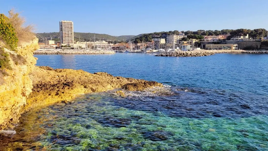 À 600 mètres à pied, le port de Carry vous ouvre ses portes : petits commerces gourmands (boucher, fromager, maraîcher, boulanger, glacier?) et une belle sélection de restaurants, des tapas au gastronomique !
