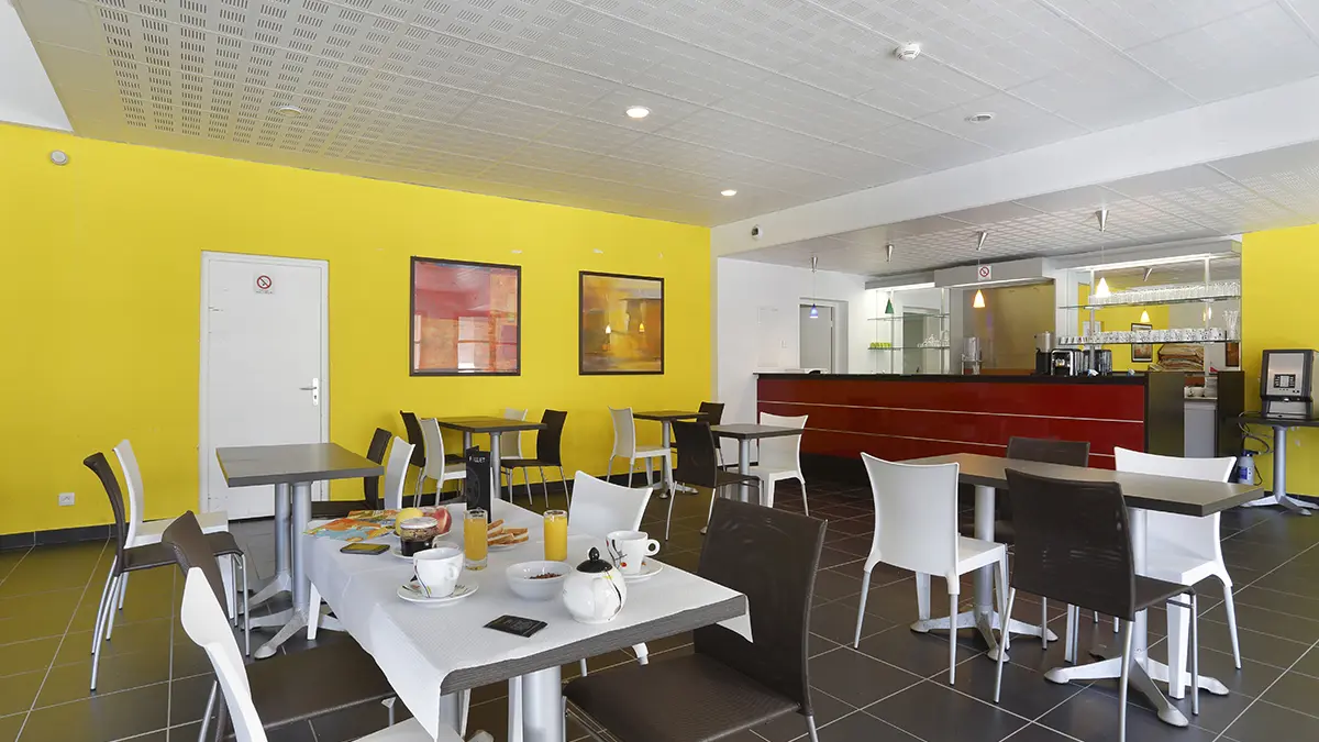 Hall de la résidence et mess avec tables à manger, comptoir, carrelage au sol