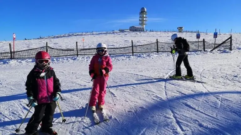 Le sommet de la Station : Pierre sur Haute,
La station de ski de Chalmzael située à 15 minutes est familiale, c'est un domaine skiable de 8 remontées mécaniques, 15 pistes ,piste de luge, Ecole de ski français, espace enfants et debutants, piste de surf...

Elle passe en mode été, de juin à septembre, on y retrouve VTT, randonnées, trail,trottinette de descente, Mountain kart...