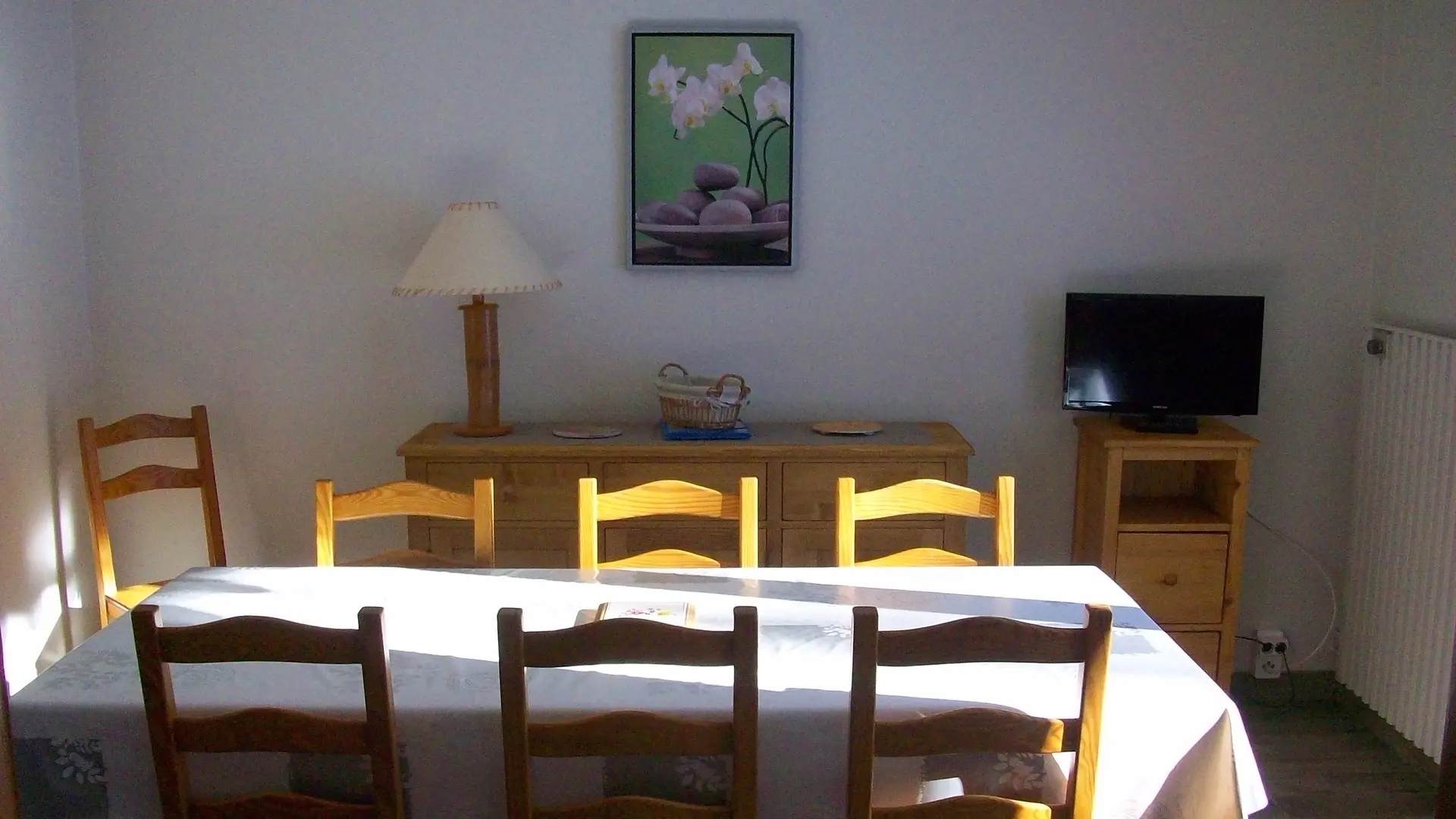 Salle à manger et télévision