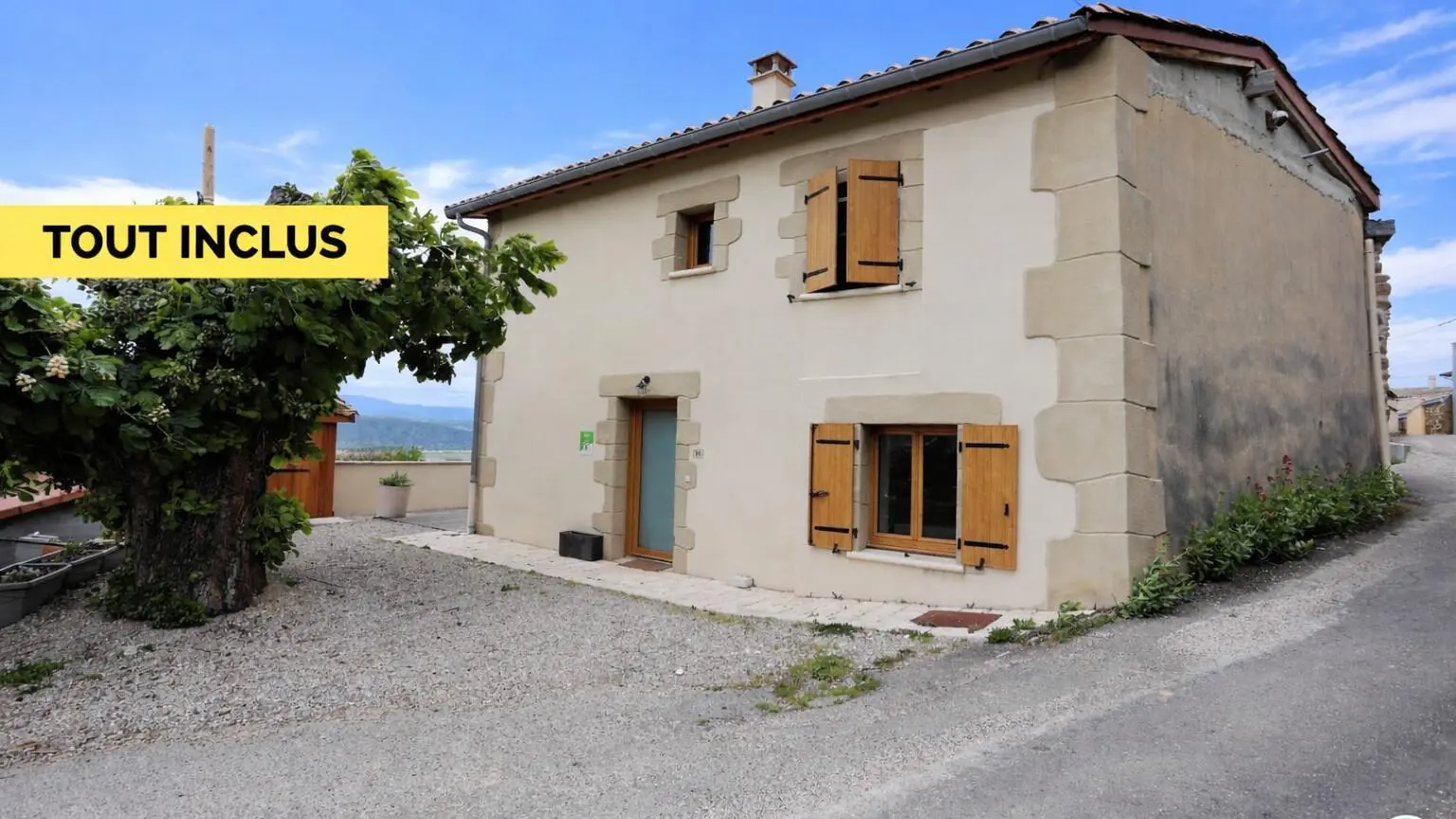 L'entrée du gîte. Parking devant la propriété