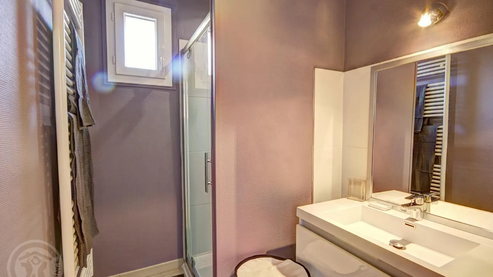 Salle d'eau avec douche thermostatique