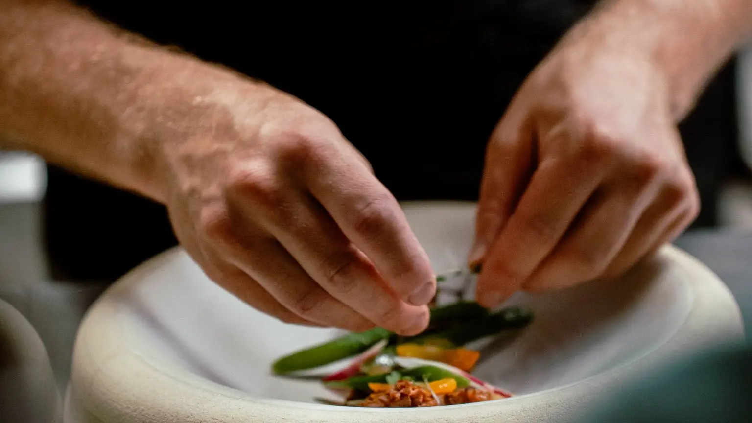 chef en train de préparer une assiette