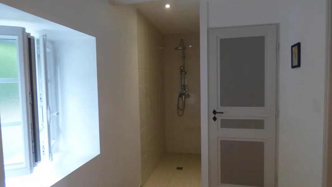 Douche avec wc indépendant.