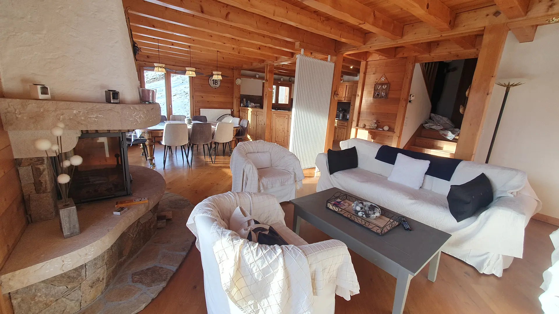 Salon avec cheminée