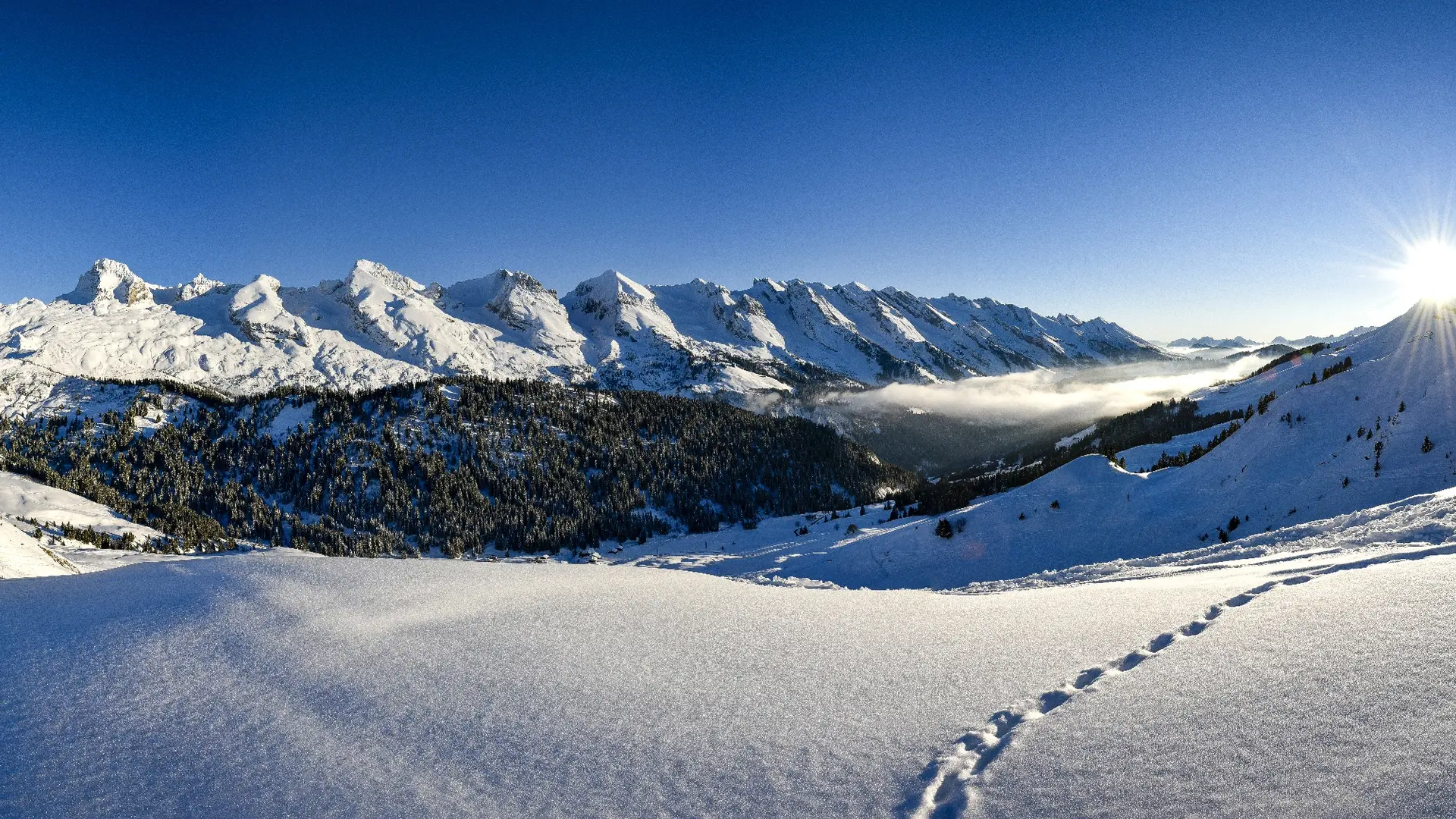 Vue panoramique sur la chaîne des Aravis depuis le domaine de ski alpin du Grand-Bornand