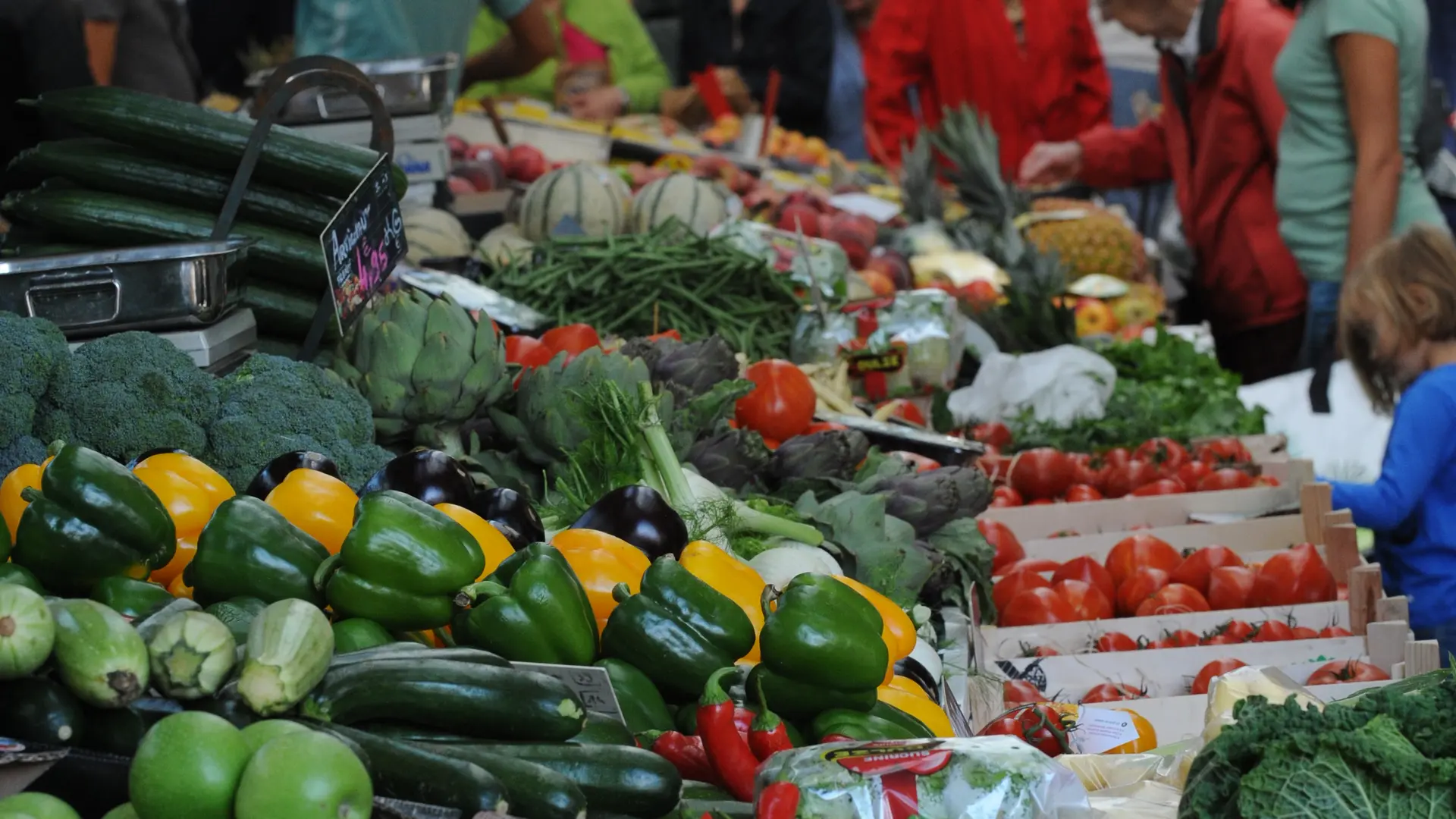 Étal de légumes au marché de Maisons-Laffitte