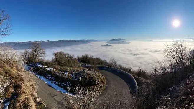 Mer de nuages sur la route du grand colombier. Splendide!