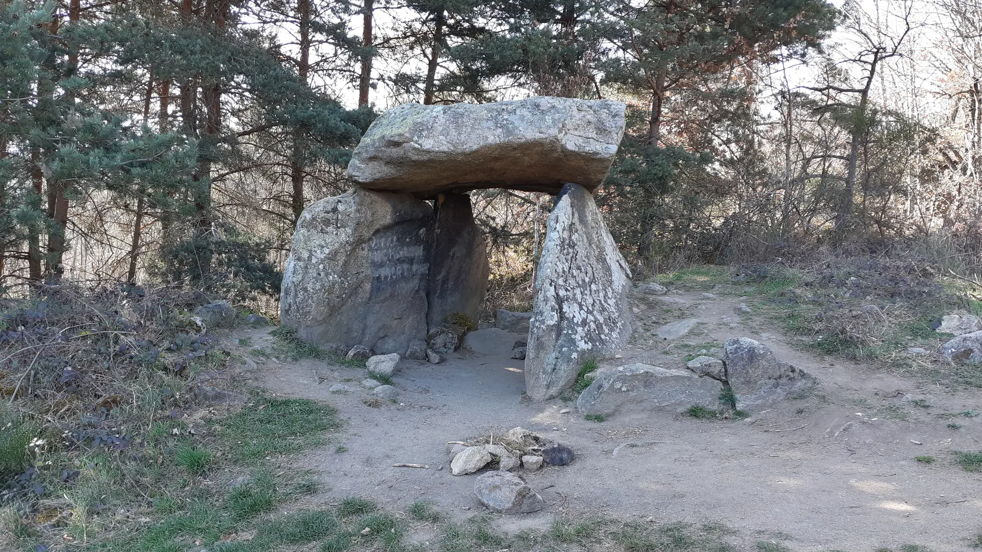 Dolmen de Roche-Cubertelle à Luriecq (42380)