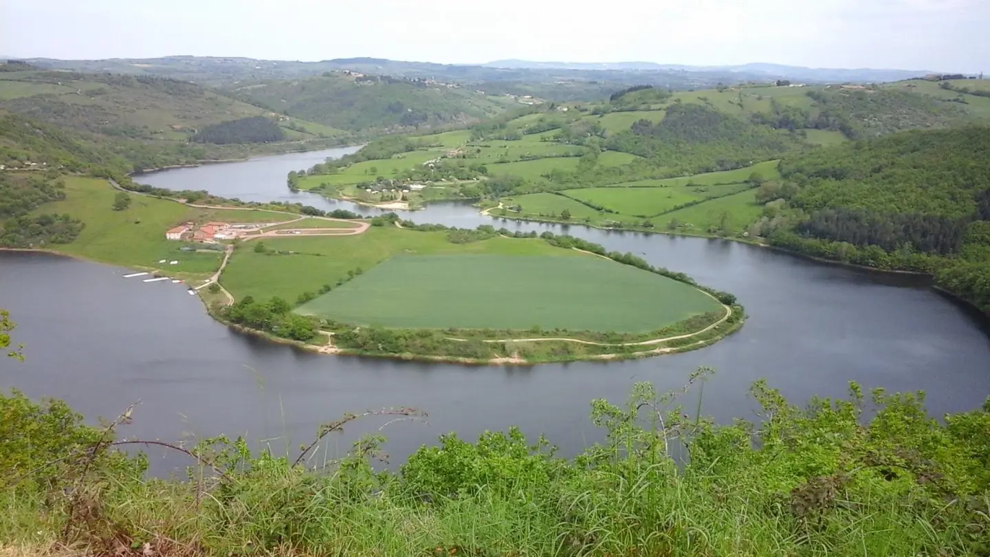 Le Pêt de l'Ane, à 1km du gîte,vous offre une vue imprenable du plus long méandre du fleuve Loire. Aire de pique-nique et de jeux, départ randonnées et parcours d'orientation...