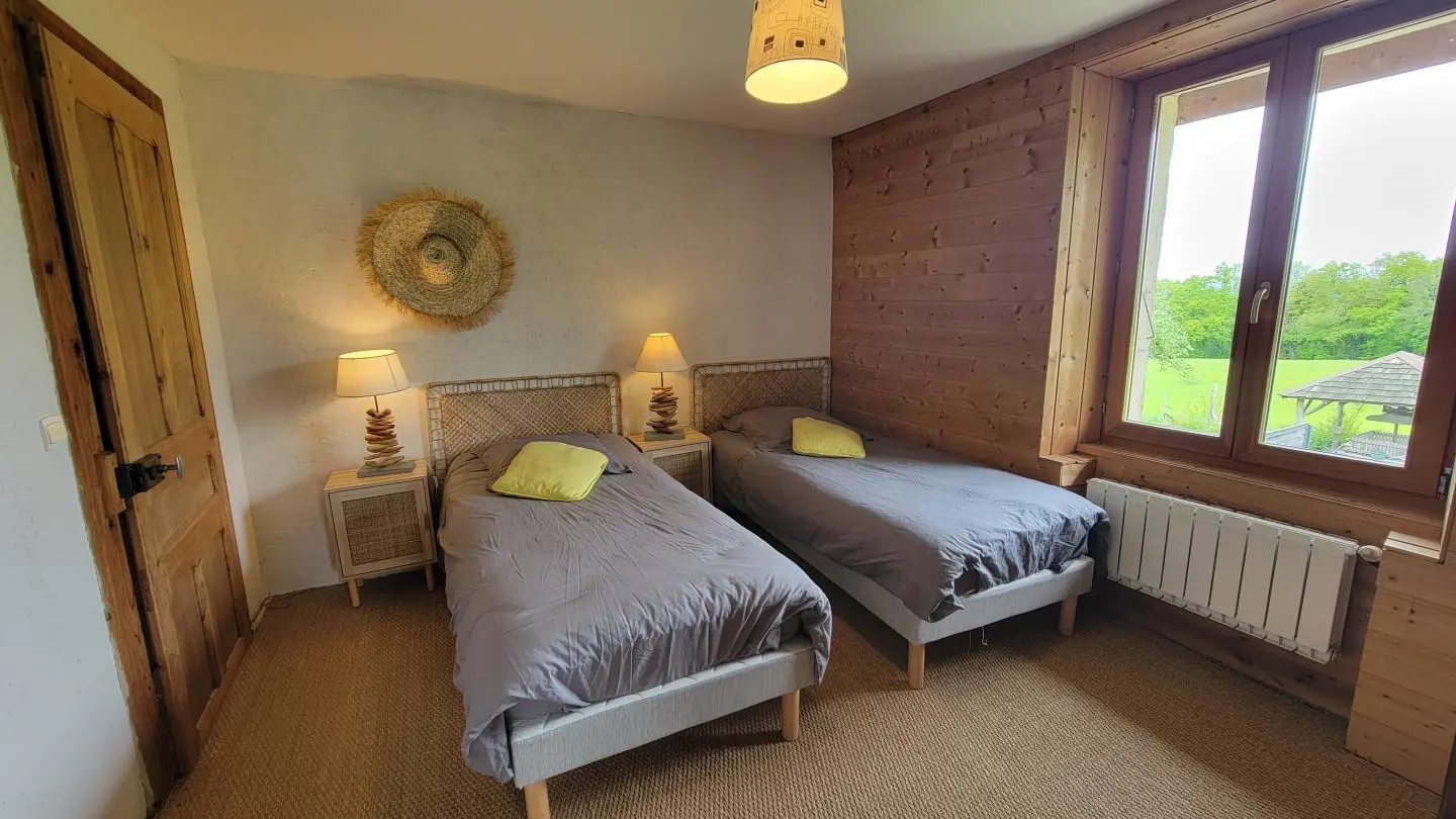 Chambre double à l'étage. Lit double 180 ou configuration en deux lits simples