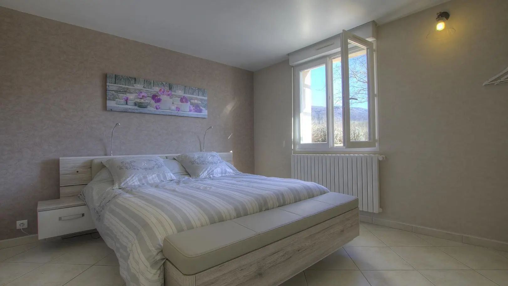 La chambre est composée d'un lit en 160*200.