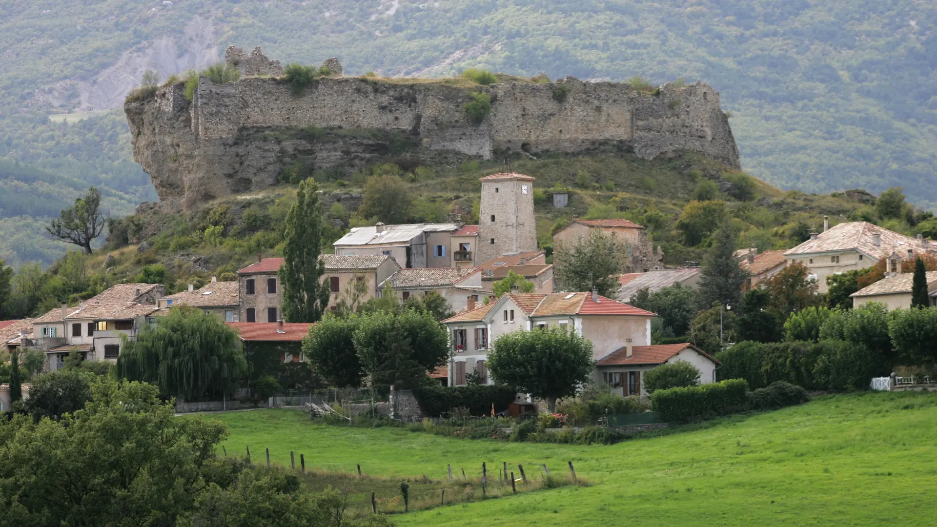 Vue sur le château de Mison