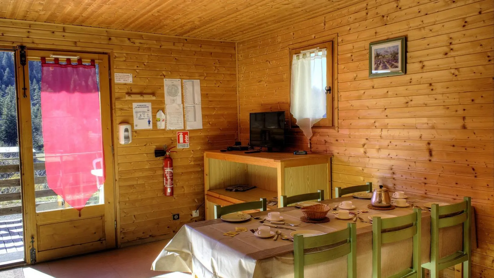 Gîte Sapin-Entrée/Coin repas-La Bollène-Vésubie-Gîtes de France des Alpes-Maritimes