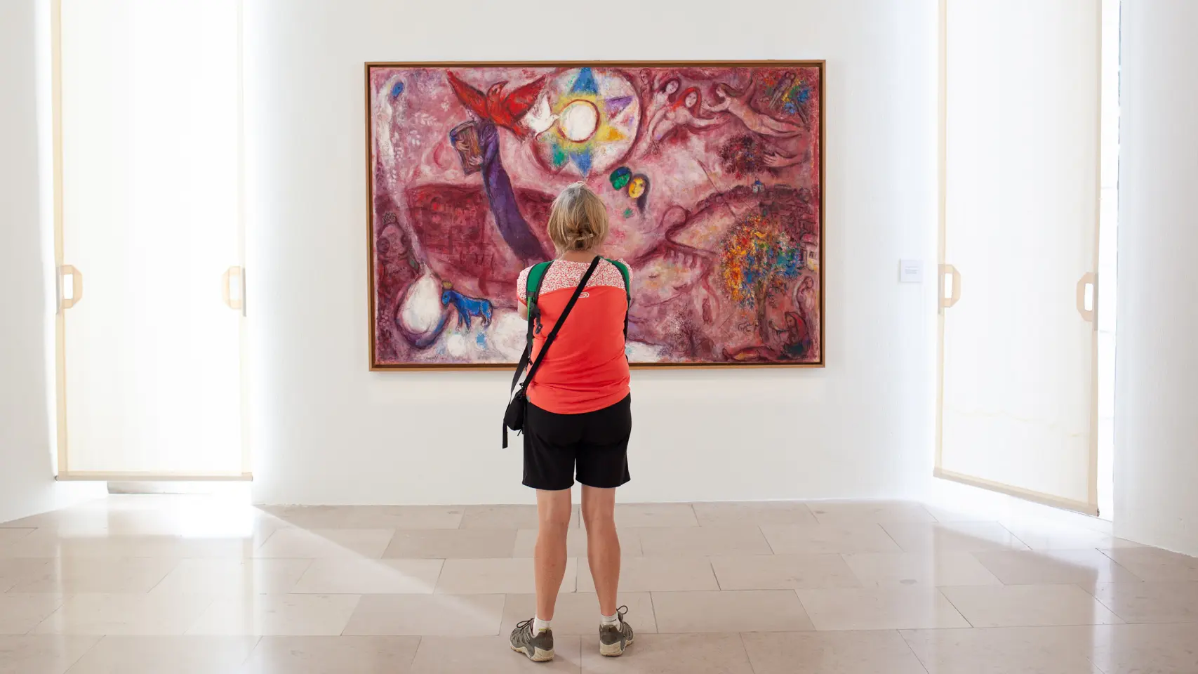 Visiteur devant l'oeuvre de Marc Chagall, 