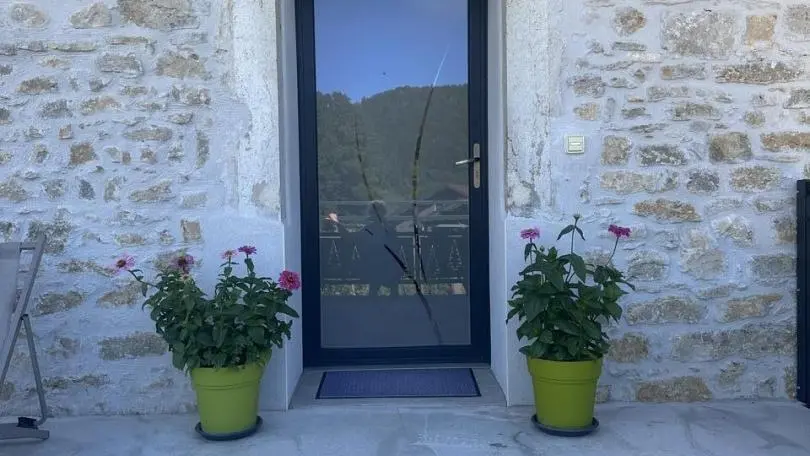 Entrée principale du gîte Entre Lacs et Montagnes à Apremontdepuis la terrasse.