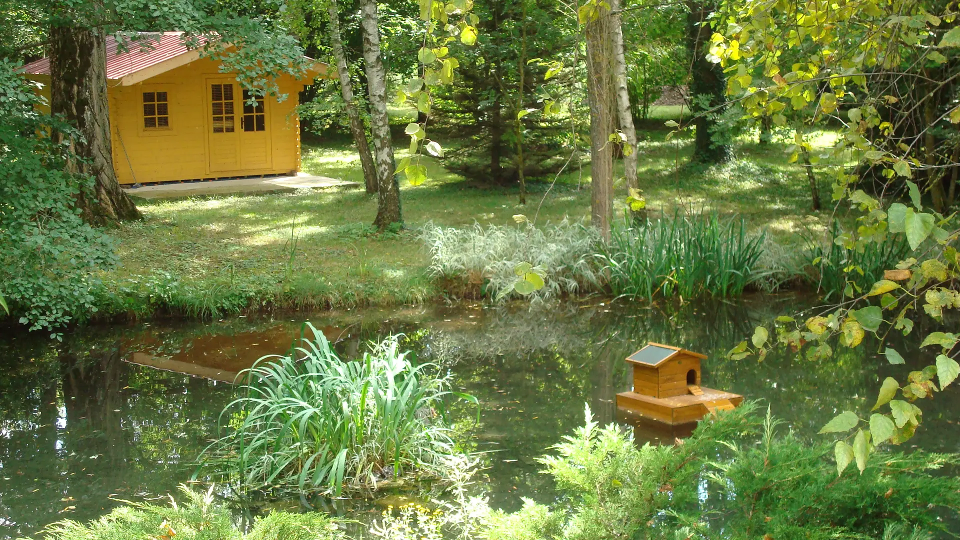 Cabane au bord de la rivière