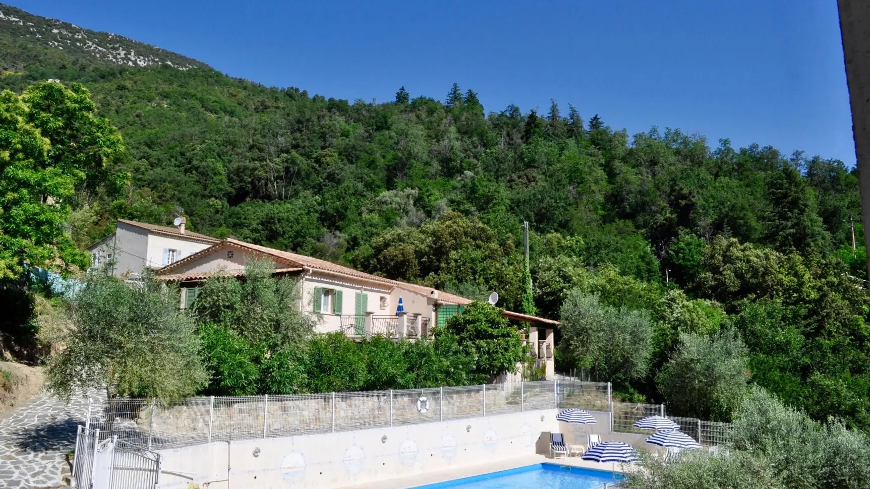 Piscine Gîte Le Mimosa Gîtes de France Côte d'Azur Alpes-Maritimes à Bendejun