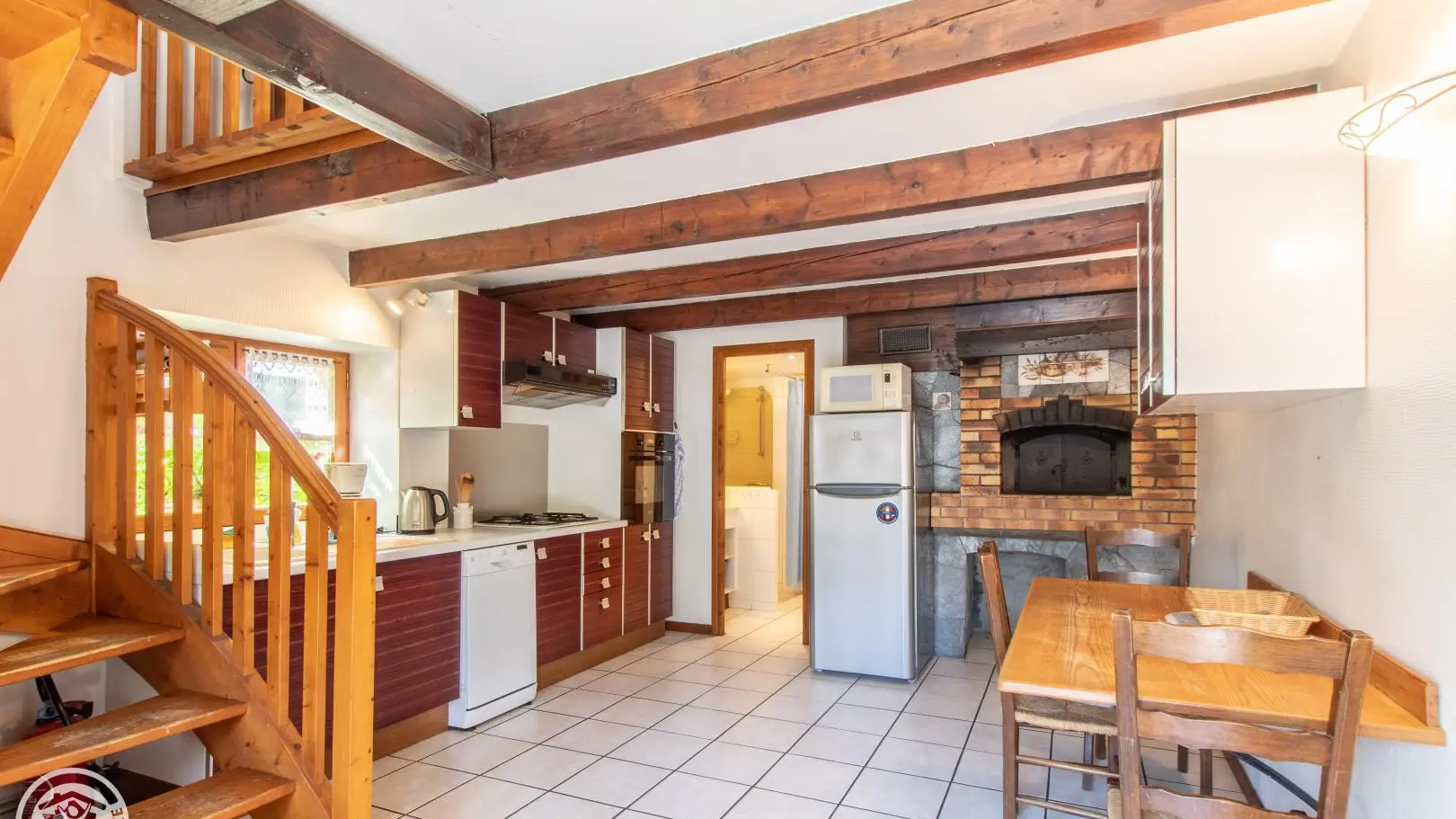 RDC avec coin repas, cuisine et salle d'eau (plus un four à pain fonctionnel)