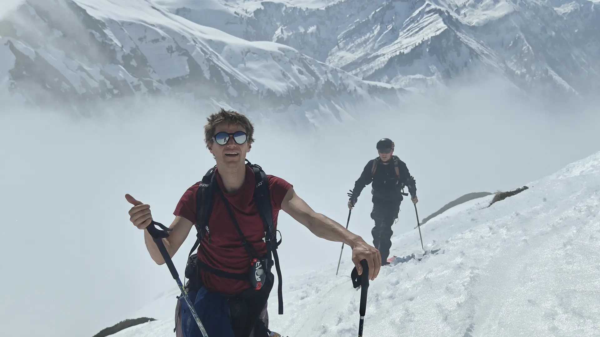 2 skieurs de randonnée en montée