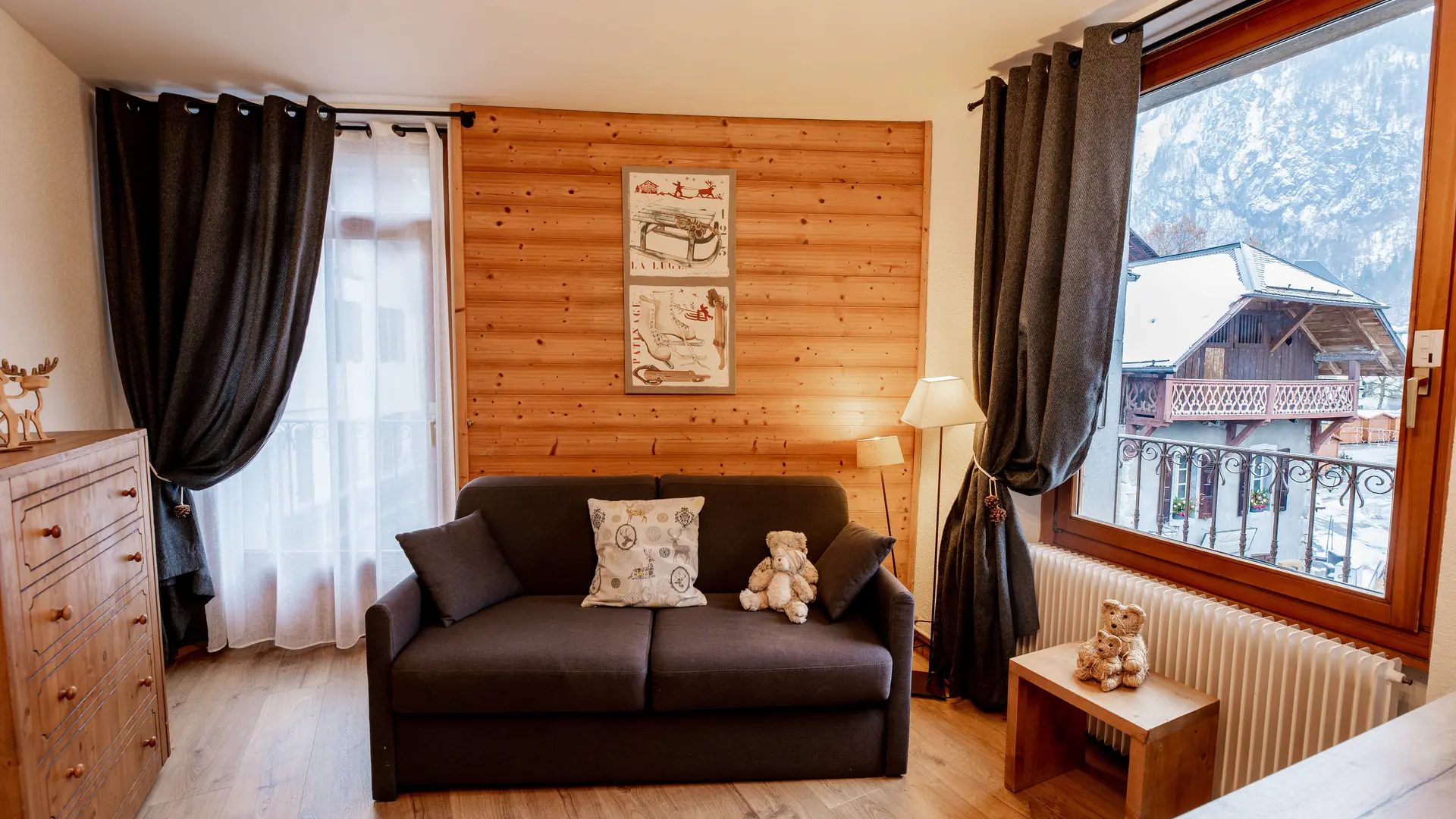 Salon avec vue sur la place