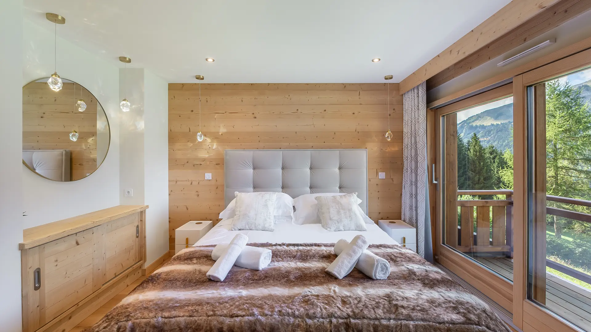 Chambre double avec grande baie vitrée donnant accès à un balcon