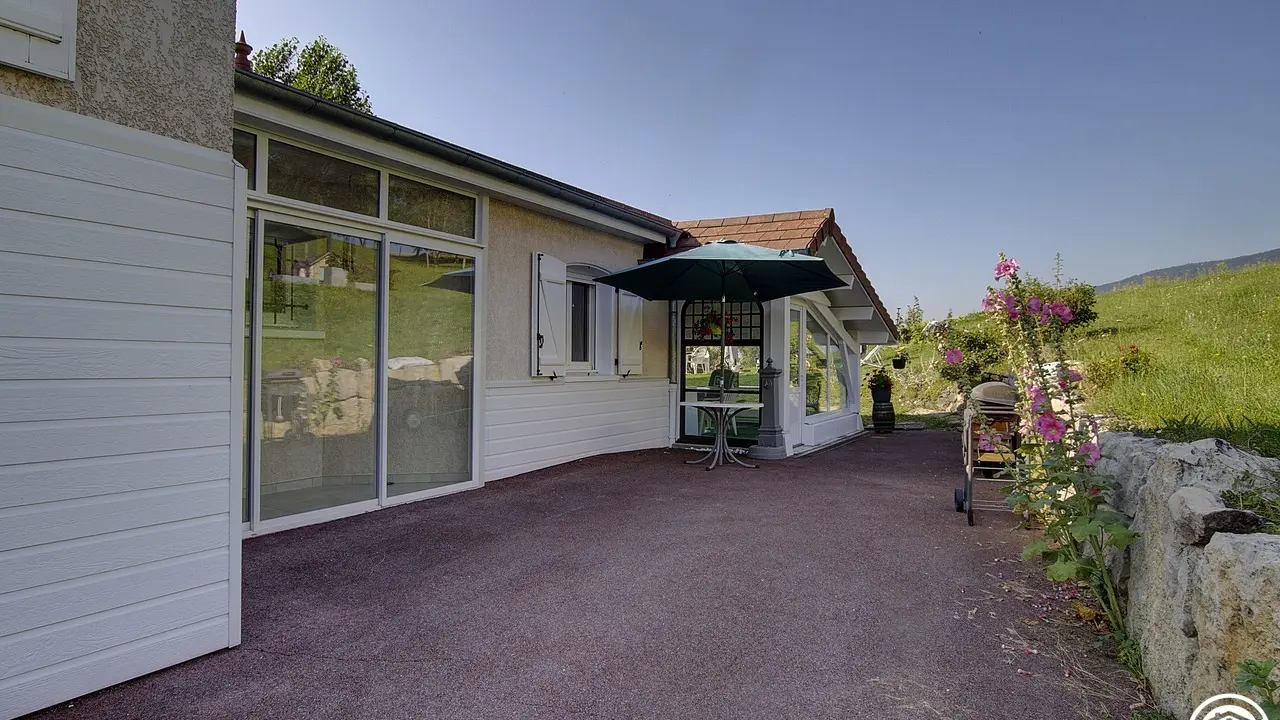 Jacqueline vous attends dans sa nouvelle chambre d'hôtes .