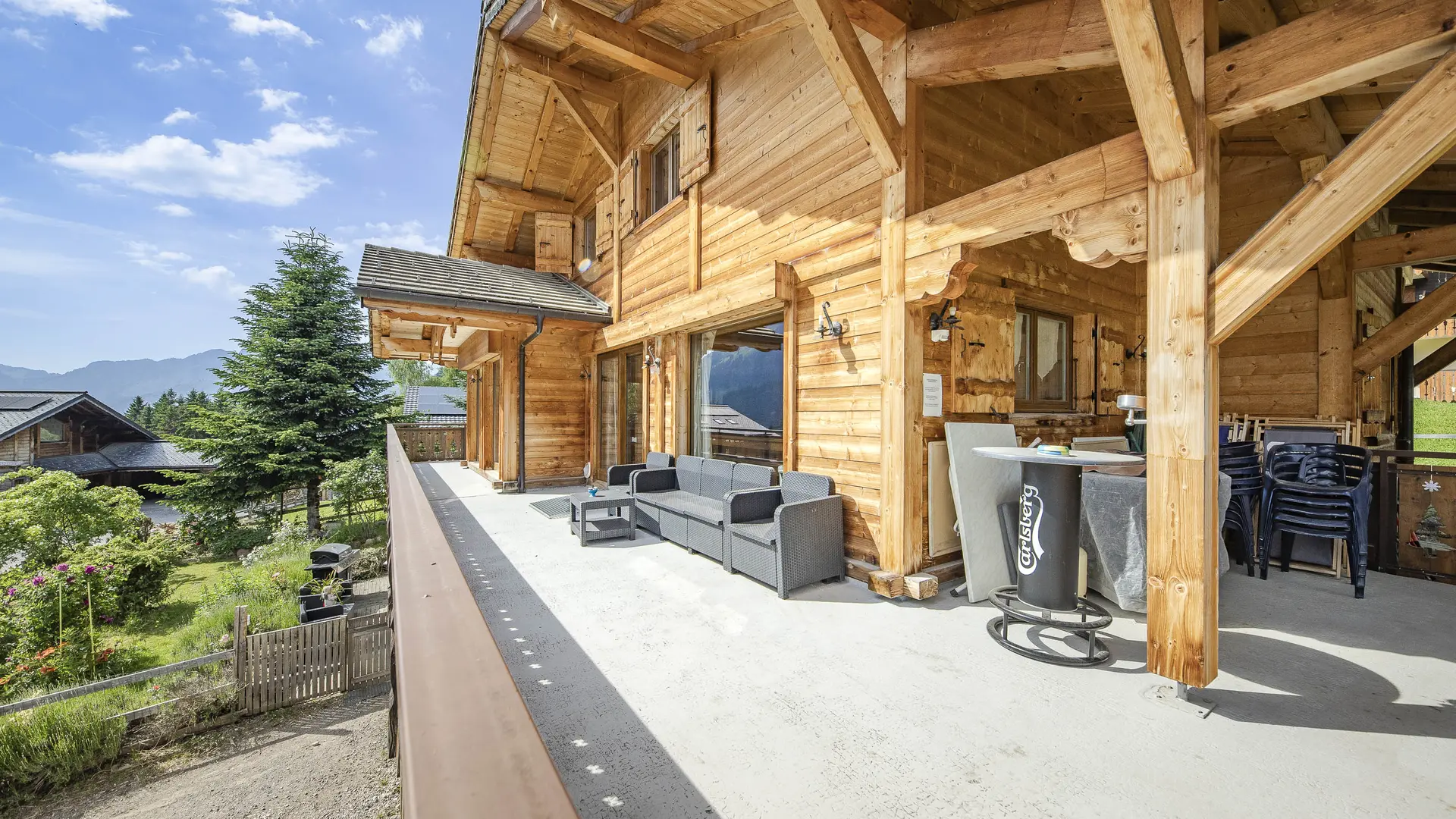 Terrasse_été_La-Roseraie_Châtel