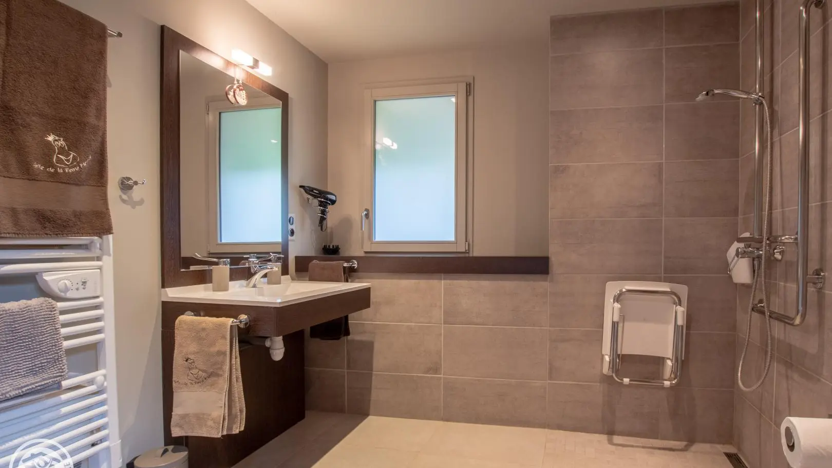 salle d'eau au premier niveau, adaptée pour personne handicapée.