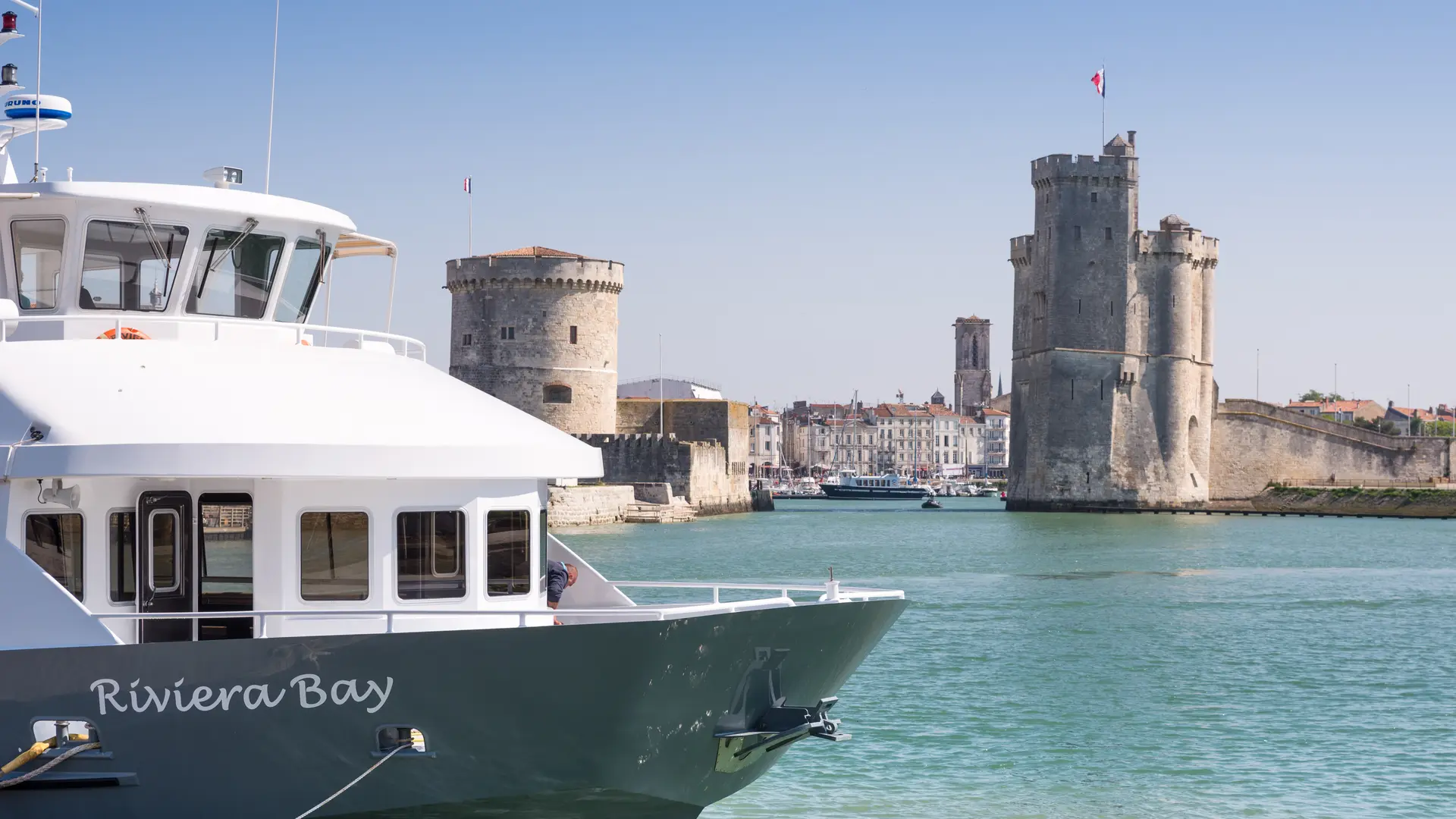 Le Riviera Bay quittant le port de La Rochelle