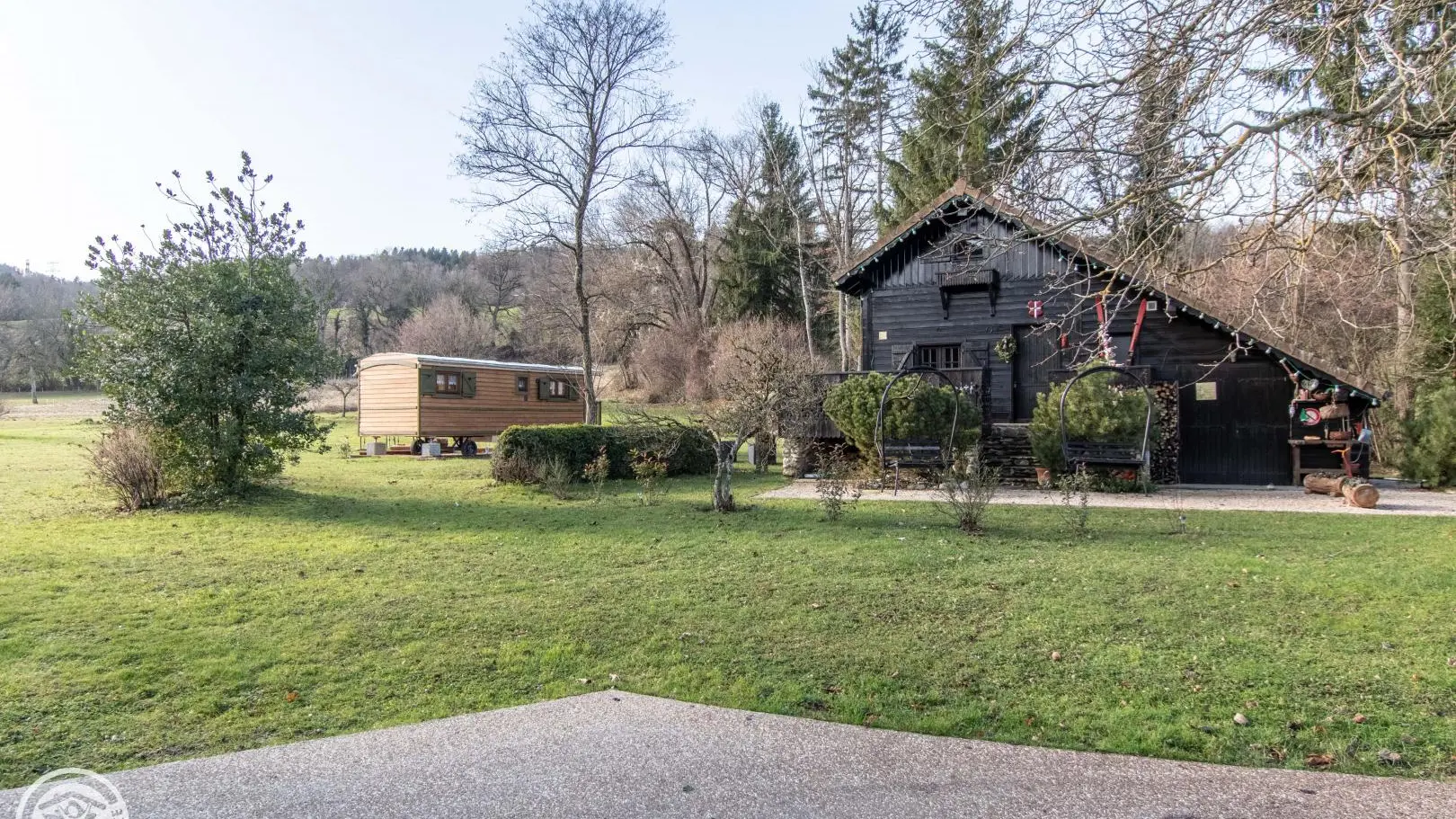 Autour de la roulotte (gîte 90001)