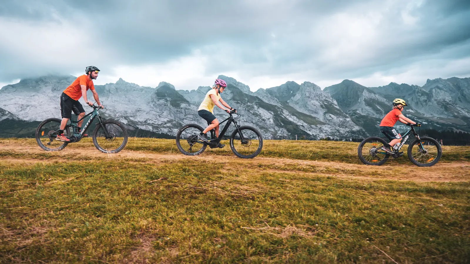 Famille parcourant le domaine VTT du Grand-Bornand