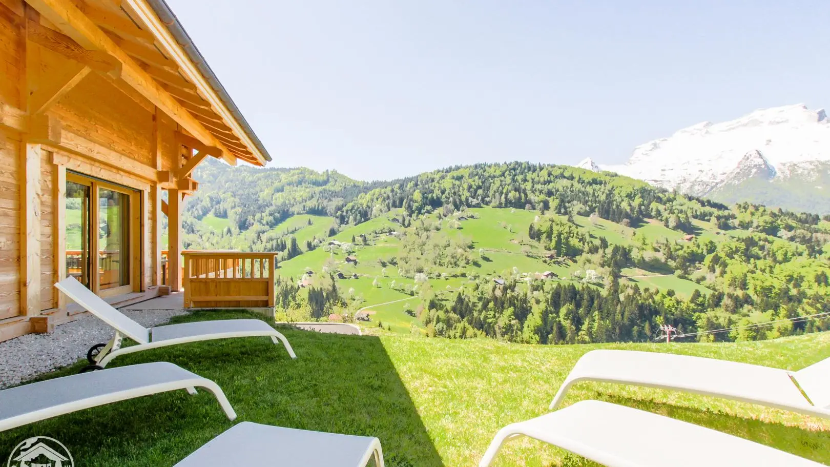 Jardin avec chaises longues