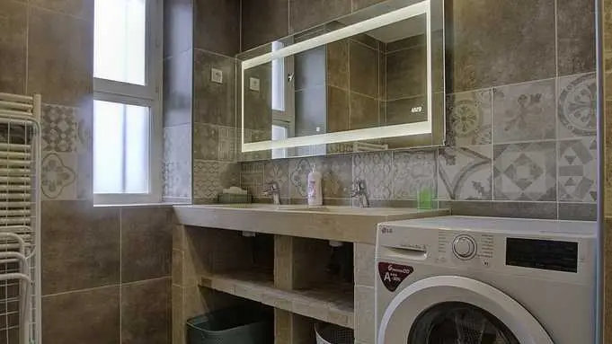 Grande salle d'eau lumineuse.