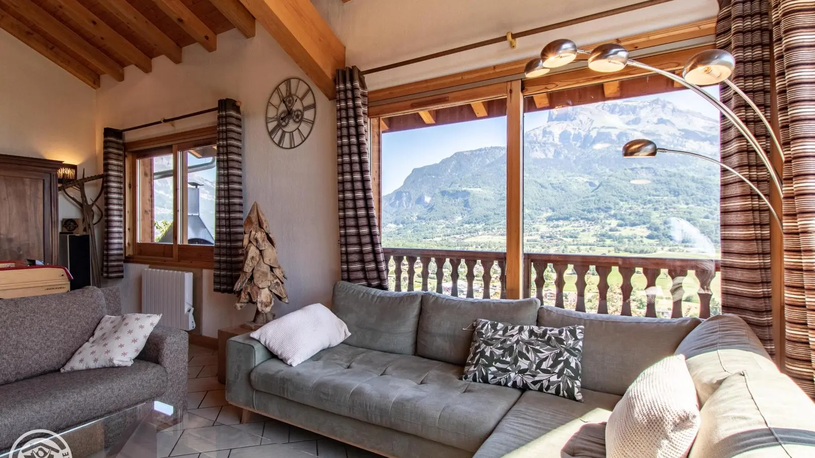 Salon et cheminée en pierres sèches. 2 canapés 3p et 2 fauteuils. Face au Mont-Blanc et aux Fiz.