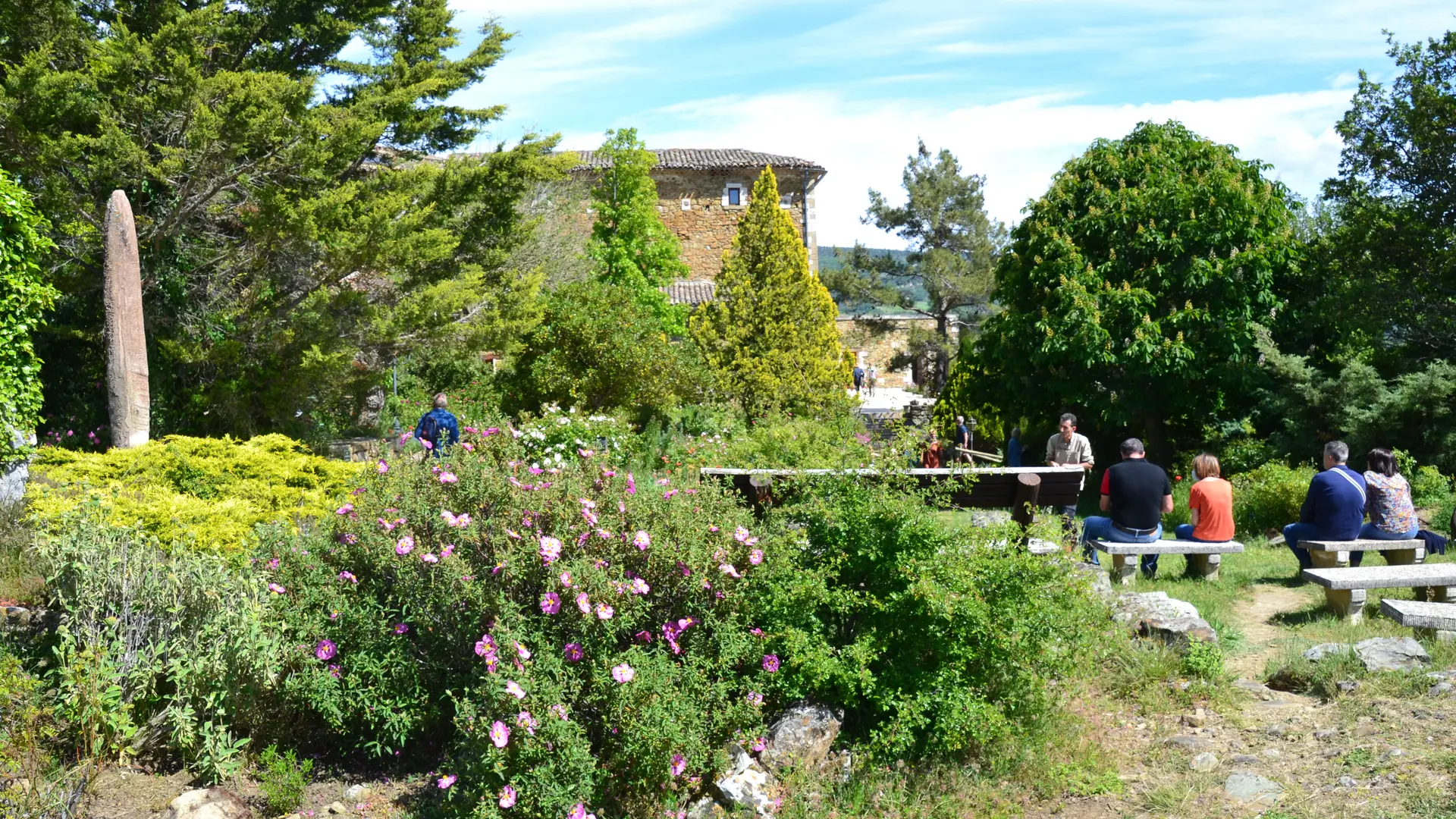 Jardins Abbaye Valsaintes, abbaye en roses