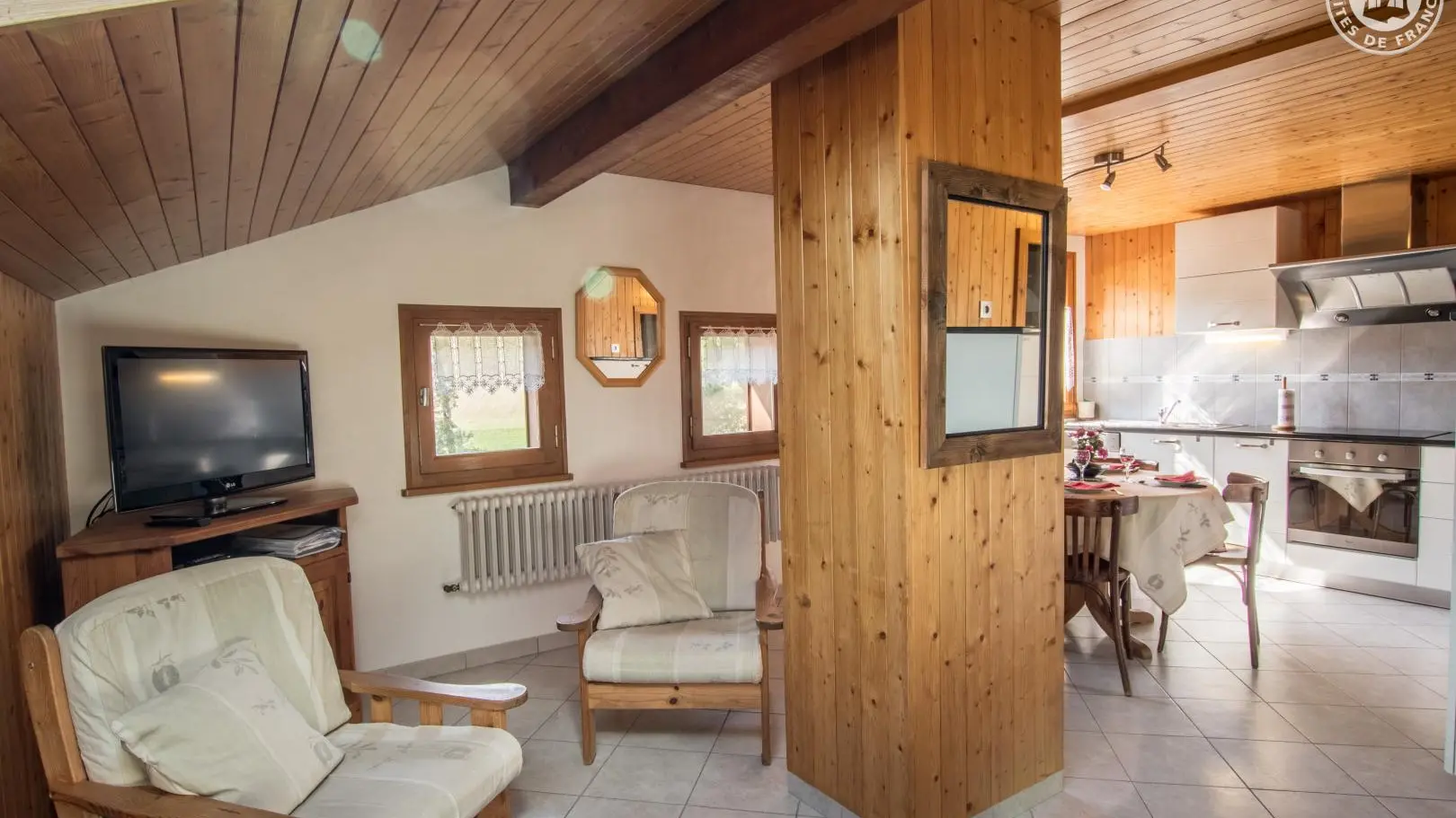 Le salon avec vue sur la cuisine et le coin repas