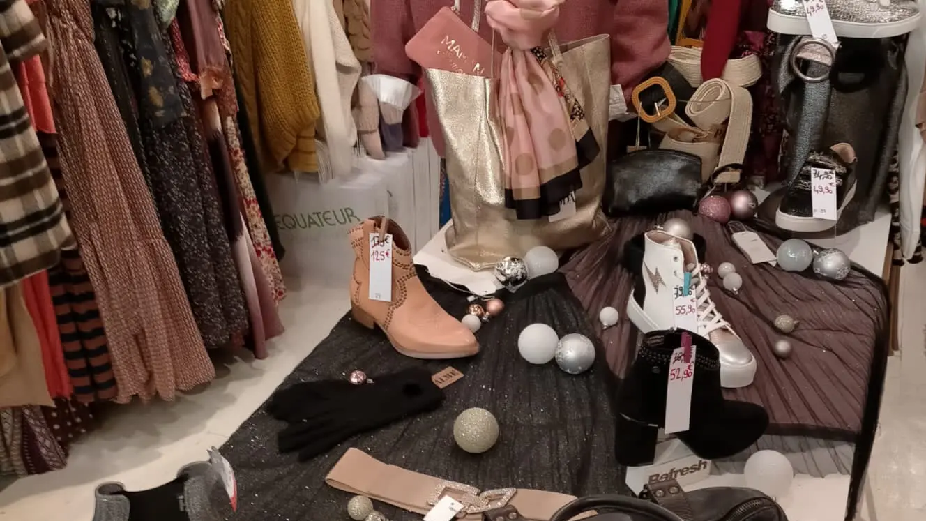 Exhibición de ropa y accesorios