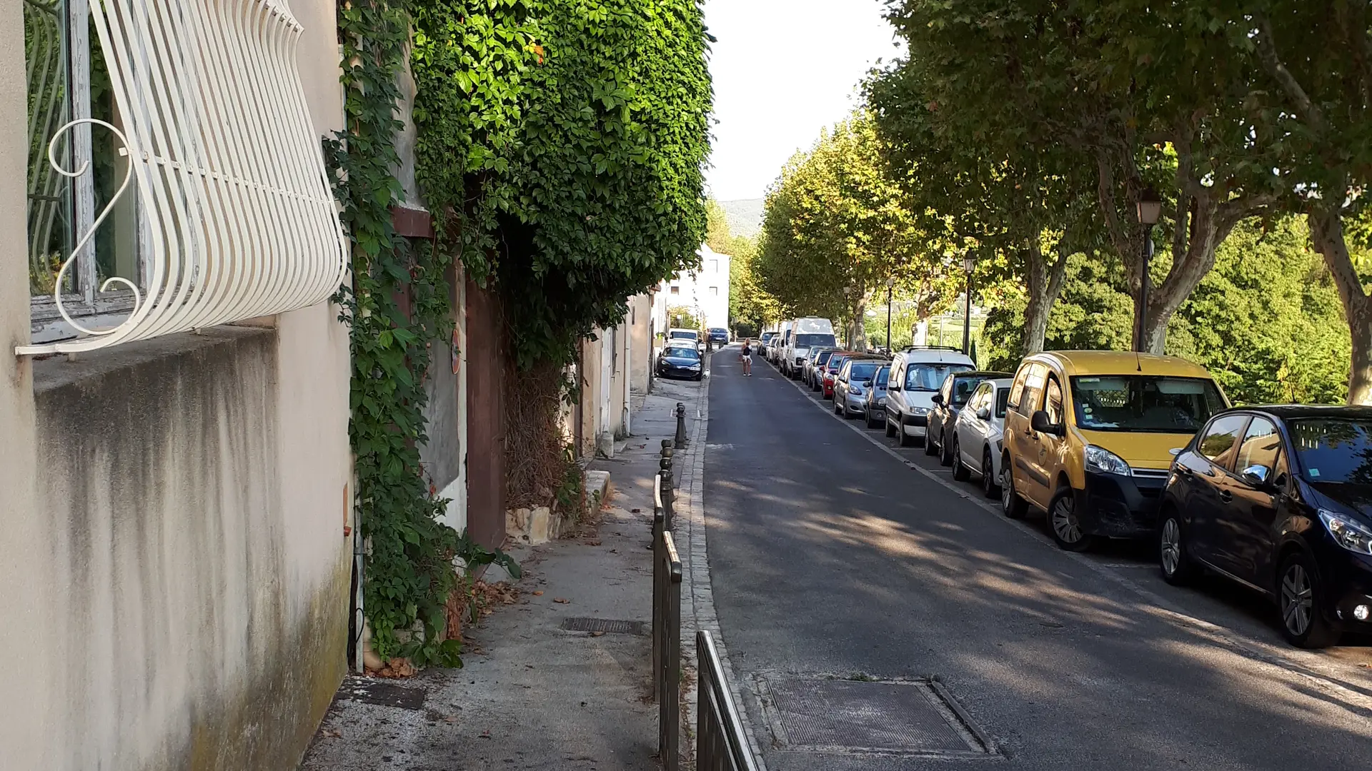 Voie montant au village