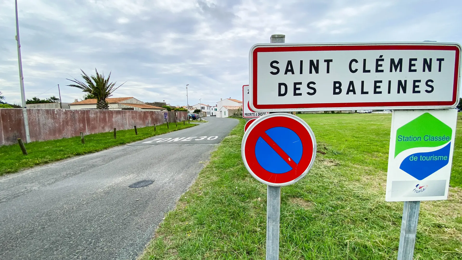 L'entrée de notre petite commune de Saint Clément des Baleines, l'avant dernière commune de l'île de ré, au nord, au coeur des marais et de ses grandes palges et de sa superbe reserve d'oiseaux Lilleau des Niges