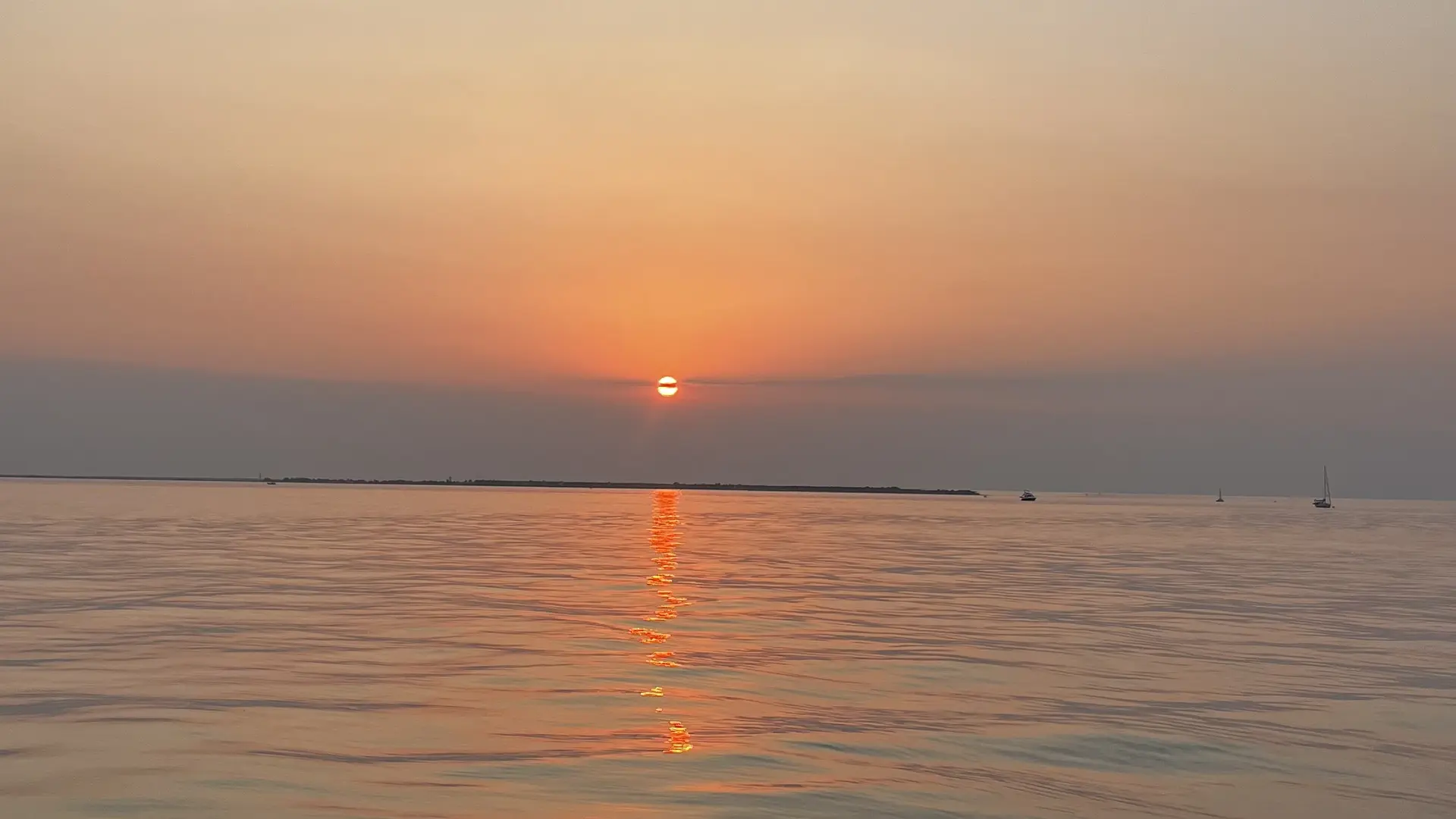 Bootsfahrt bei Sonnenuntergang