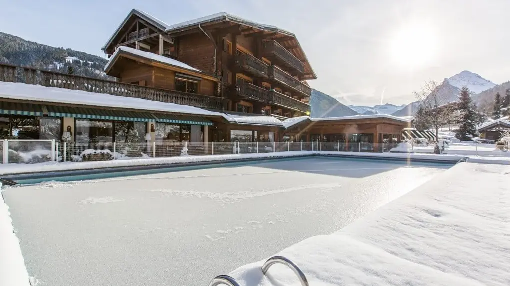 Piscine extérieure sous la neige en hiver