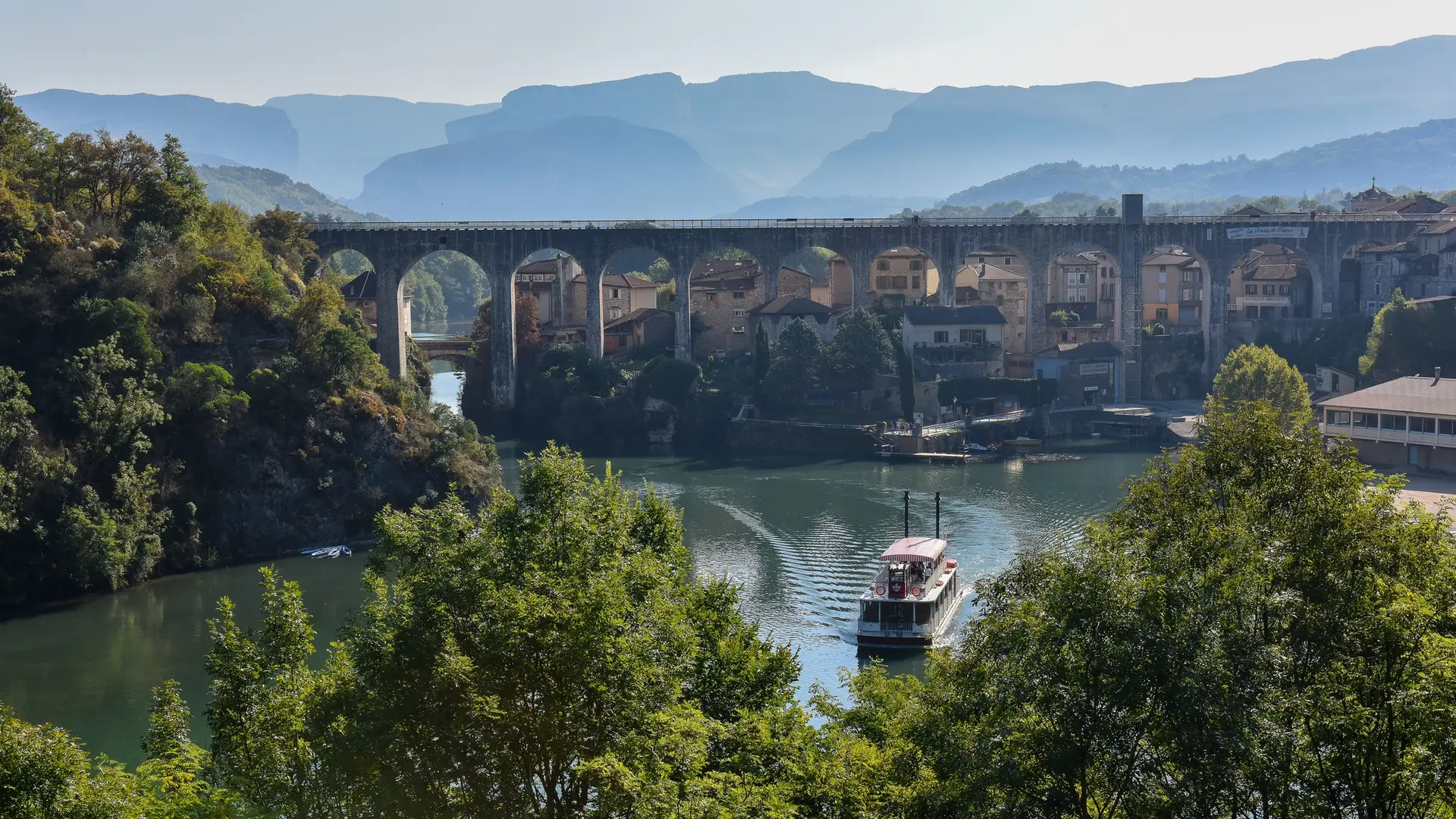 Au loin les falaises du Vercors, puis le petit village de St Nazaire en Royans avec son célèbre aqueduc. Partez en croisière sur les rivières de la Bourne et de l'Isère