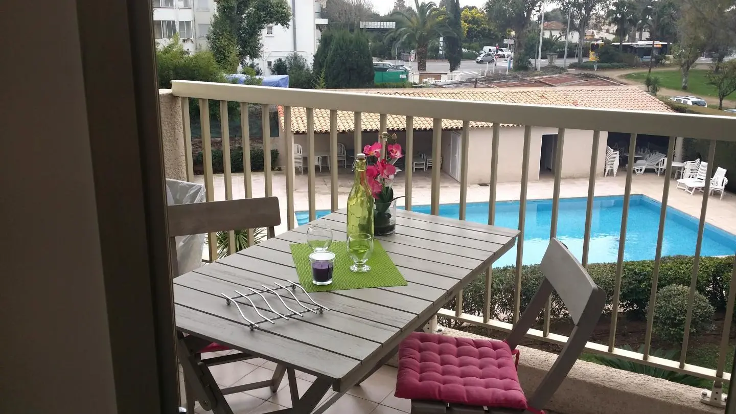 Balcon/terrasse avec vue piscine de la copropriété - CityBreak Le Juan Luc à Antibes-Juan-les-Pins - Gîtes de France Alpes-Maritimes