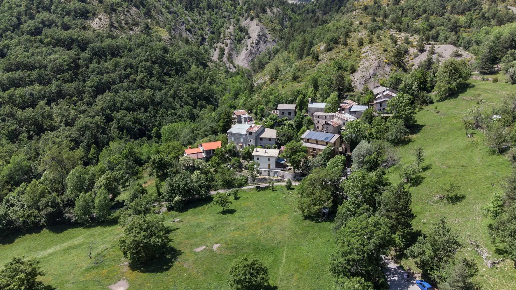 Villeplane, petit hameau à 1250 m,  vue du ciel