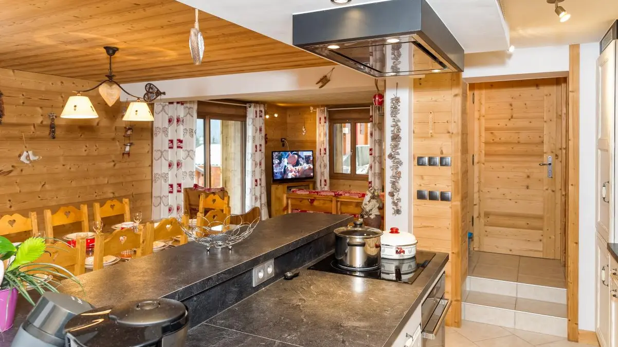 Pièce de vie : cuisine ouverte sur séjour et salle à manger avec accès à la terrasse