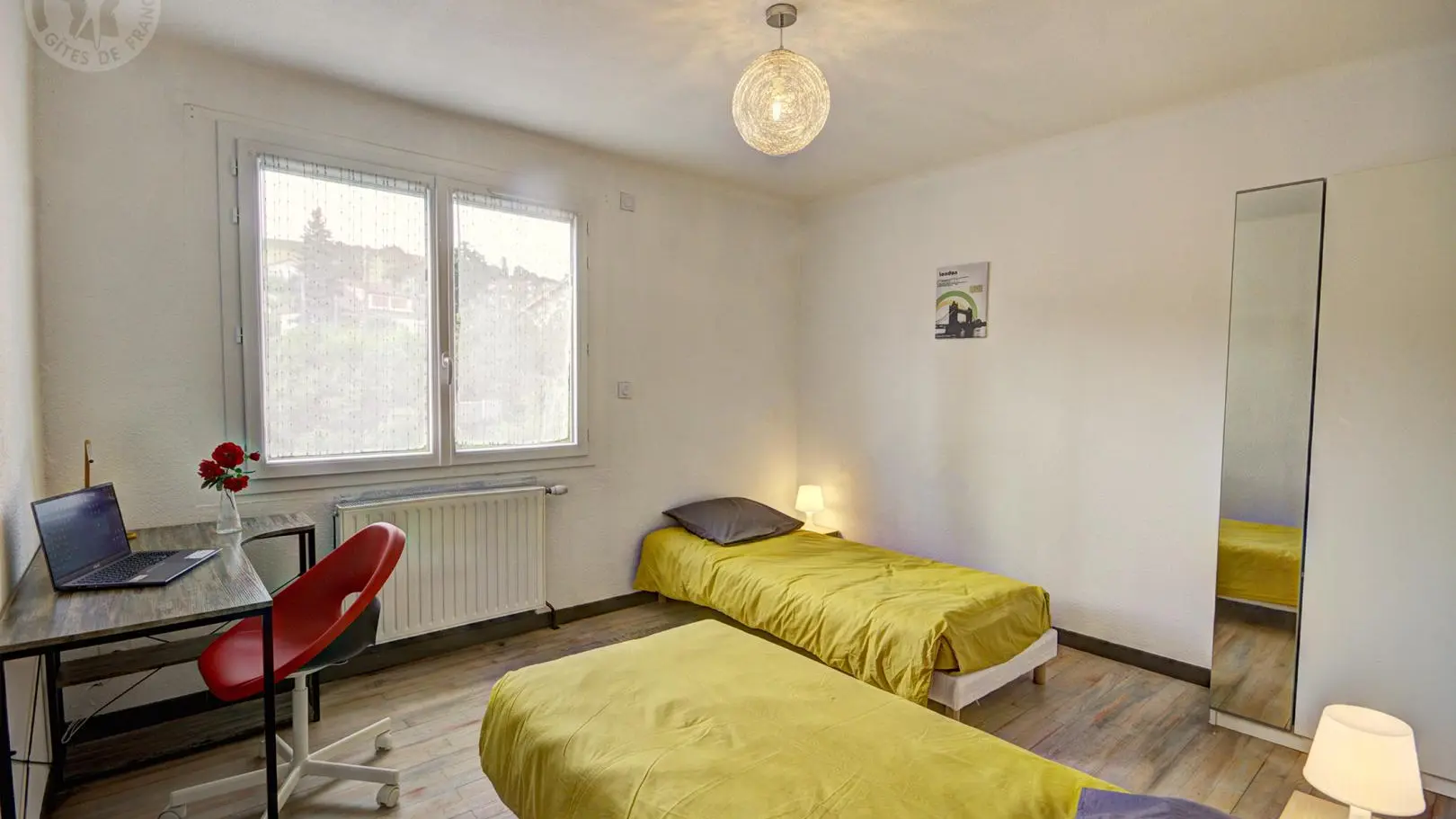 Chambre 1 : 2 lits 80 regroupable en 160 avec coin bureau