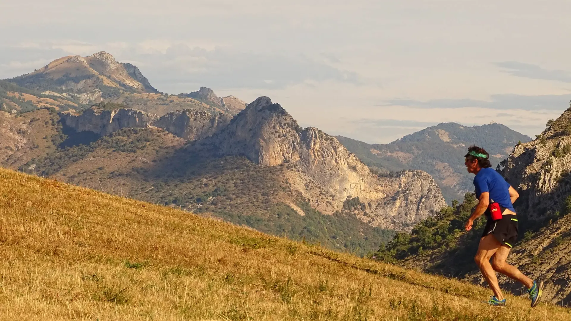 Vues sur les massifs environnants : Lure, les Barronies, le Dévoluy, les Ecrins et les Monges