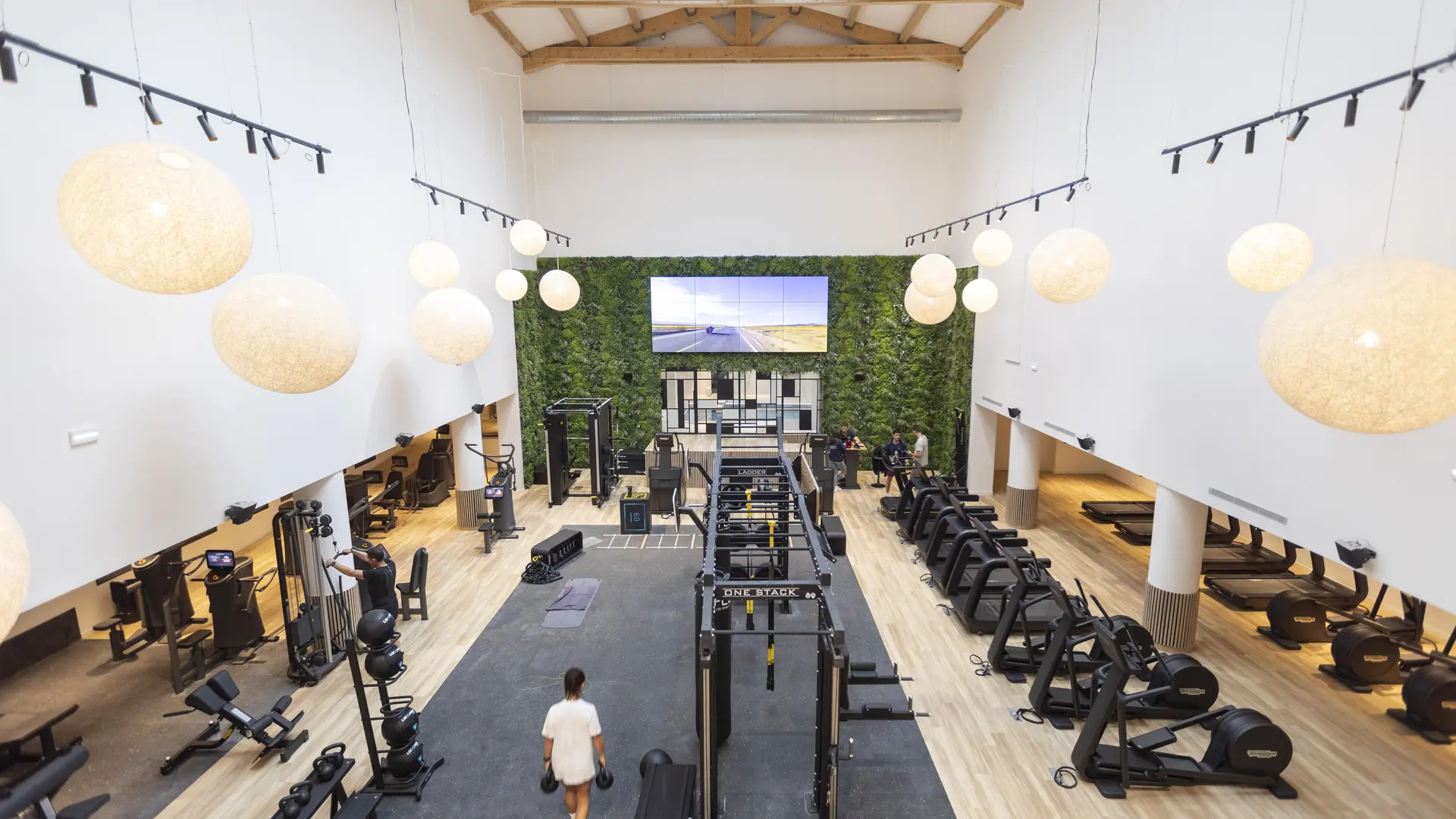 Plateau incluant les machines de cardio et de musculation